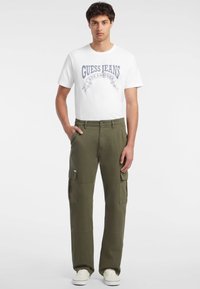 Guess Jeans MENS CARGO - Kapsáče - olivgrün