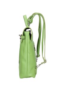 Groene leren schoudertas met een gladde textuur, slanke vorm, verstelbare schouderbanden, een bovenhandvat en glanzende zilveren hardware accenten.