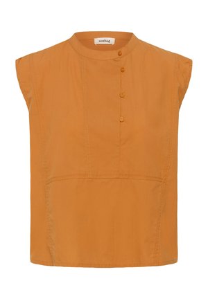 Blouse sans manches orange moutarde avec un col rond, quatre boutons à l'avant et des coutures formant un design en panneaux.