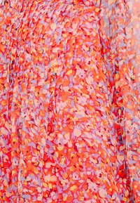 Vestido fluido con un patrón floral en tonos naranja, rosa y púrpura. Tejido texturizado con sutiles pliegues y lentejuelas dispersas.