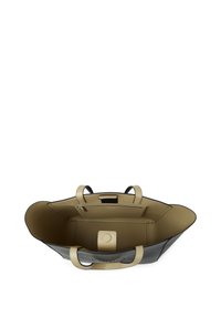 Grand sac fourre-tout en cuir noir avec des accents beiges. Il dispose de poignées doubles, d'une poche zippée intérieure et d'une texture lisse avec des détails de design minimalistes.