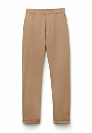 Lichtbruine broek met rechte pijpen, elastische tailleband en zijzakken, plat liggend op een witte achtergrond.