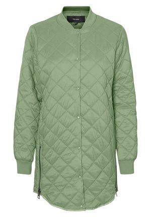 Gevoerde lange groene jas met een staande kraag, drukknoopsluiting en zijzakken met rits. Glad textuur met een ruitpatroon overal.