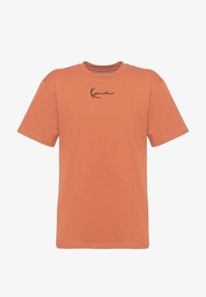 Korte mouwen T-shirt in verbrande sinaasappel katoen met een ronde halslijn. Heeft een zwart handtekeninglogo geborduurd op de borst.