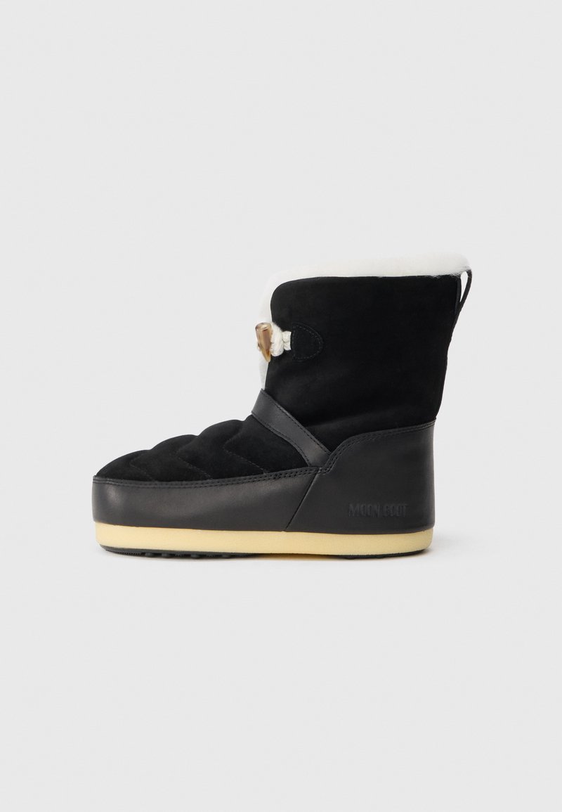 Schwarze Wildlederstiefel mit gestepptem Design, weißem Kunstpelzfutter und schwarzer Gummisohle. Verfügt über einen dekorativen Riemen und ein Markenlogo.
