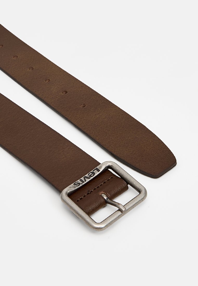 Brauner Leder-Gürtel mit quadrischer silberner Schnalle, die mit "LEVI'S" graviert ist, und mehreren Einstelllöchern auf weißem Hintergrund.