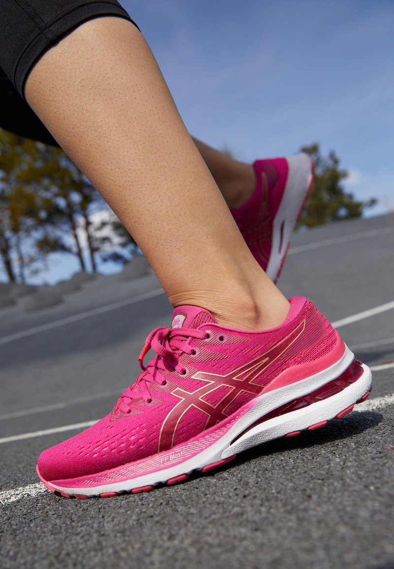 Maravilla Lustre Marco de referencia ASICS GEL-KAYANO 28 - Zapatillas de running estables - fuchsia red/pink  glow/rojo oscuro - Zalando.es