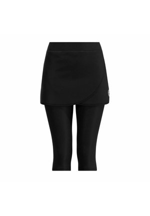 Skort atlético negro con una capa inferior incorporada, que presenta un dobladillo curvado, textura suave y detalle del logo en el lado.
