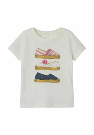 Weißes T-Shirt mit illustrierten Schuhen: rosa gestreifter Hausschuh, weißer Hausschuh mit Herzen und blauer Hausschuh mit Streifen. Aus weichem Baumwollmaterial.