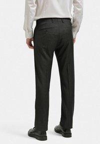 Mörkgrå skräddarsydda byxor med ett subtilt rutmönster, med bakfickor som har knappar och en rak ben-design.