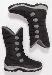 Bottes de neige noires avec une exterior en tissu rembourré, accents gris, semelle en caoutchouc et système de laçage élastique avec cinq fermetures à bascule grises.