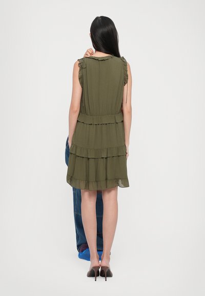 Olivovo zelené bezrukávové šaty s volánovými ramienkami, s viacerými vrstvami a priliehavým pásom. Hladká tkanina, po kolená s voľným lemom.