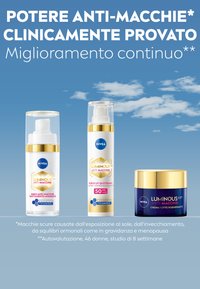 Tre prodotti per la cura della pelle esposti: un siero trasparente con erogatore, una bottiglia di fluido bianco con etichetta SPF e un barattolo di crema blu con coperchio dorato.