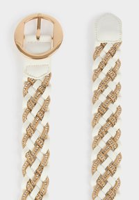 Cintura intrecciata bianca con accenti dorati, dotata di una fibbia rotonda e abbellita con dettagli brillanti lungo le trecce. Design con estremità piatta.