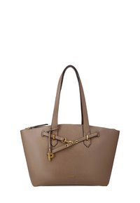 Sac en cuir marron texturé avec deux poignées, accents en matériel doré et une sangle décorative ornée d'un charme en forme de "P".