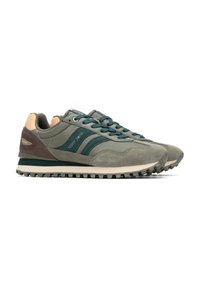Zapatillas verdes y grises hechas de ante y tela, con un diseño en capas, acentos de marrón oscuro en contraste y una suela de goma texturizada.