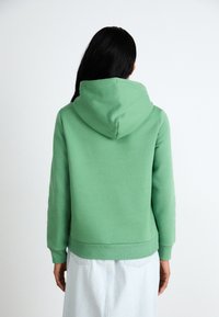 GANT TONAL SHIELD HOODIE - Mikina s kapucí - seacrest green
