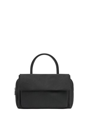 Mała czarna torebka na pojedynczym uchwycie, z klapką i zapinaną na zamek boczną kieszenią, przedstawiona na białym tle.