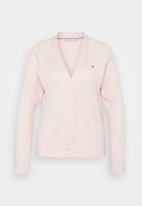 Helle rosa Strickjacke mit V-Ausschnitt, Knopfleiste, geripptem Muster und Logodetail auf der linken Brust. Lange Ärmel und taillierte Passform.
