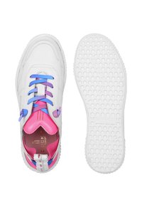 Weiße Sneaker mit mehrfarbigen Schnürsenkeln in Blau, Lila und Pink. Strukturierte weiße Gummisohle mit hexagonalen Mustern. Transparente Akzente.