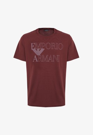 Bordeauxrode korte mouwen T-shirt met ronde hals en de tekst "Emporio Armani" en een adelaarlogo in lichtpaars gedrukt op de voorkant.