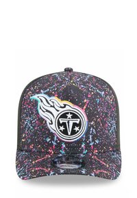 Casquette snapback noire avec un design de peinture éclaboussée en rose, bleu et jaune. Logo brodé avec des flammes et des étoiles en accent à l'avant.