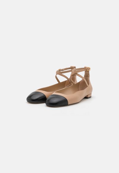 Stuart Weitzman EDEN STRAP FLAT - Sling-Ballerina - adobe/black