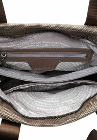 Braune gewebte Stofftasche mit einem glatten grauen Innenfutter, das einen wiederholten Text aufweist, einer Reißverschluss-Tasche und Organisationsfächern.