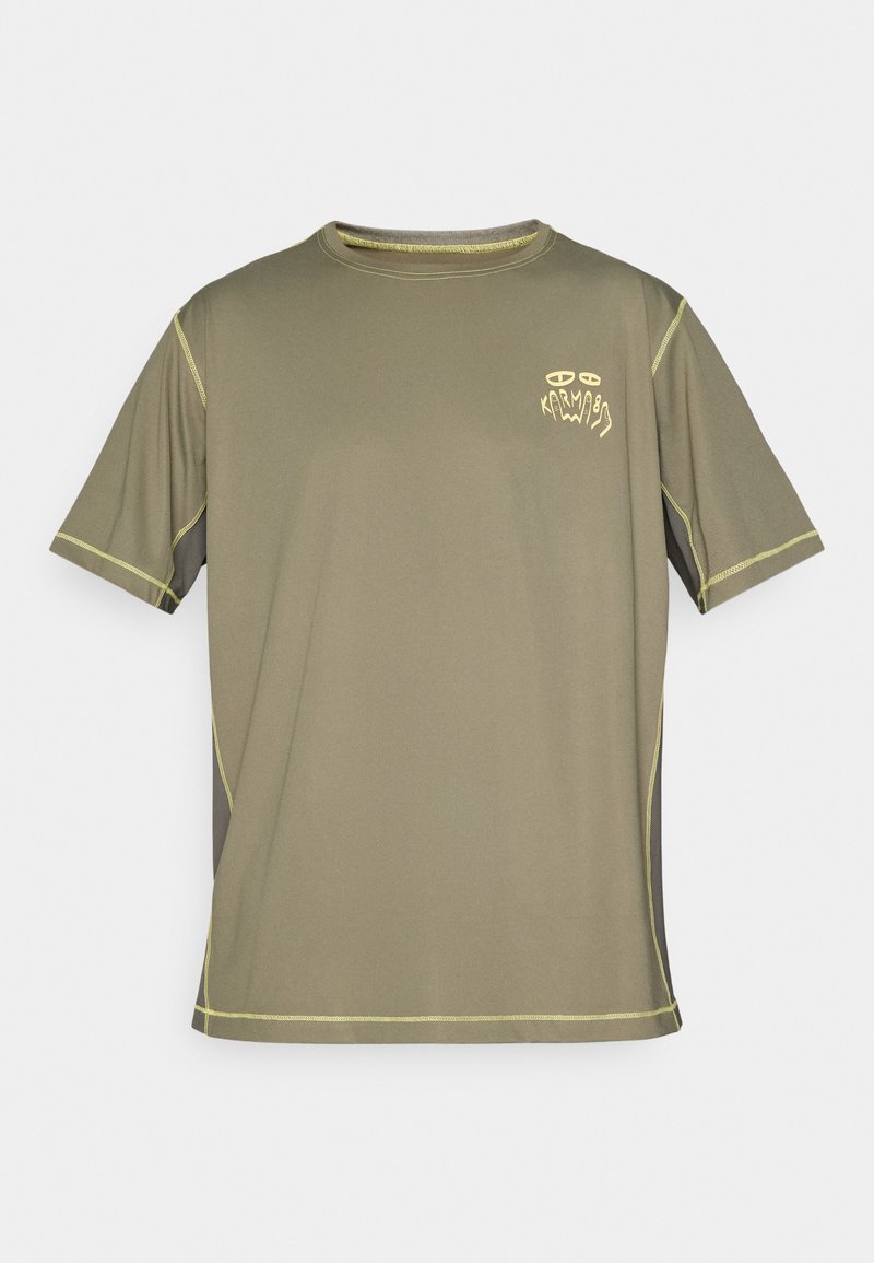 Camiseta de manga corta en verde oliva con costuras en contraste amarillas y pequeño texto gráfico "KARMA" cerca del lado izquierdo del pecho.
