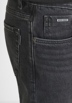 Zwarte denim jeans met een slim fit, voorzien van een achterzak, een klein label met de tekst "ANTONY MORATO" en een subtiele textuur.