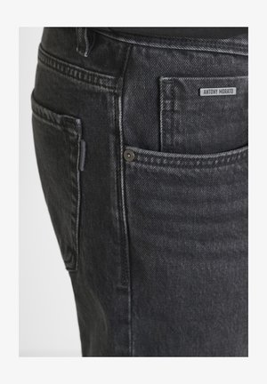 Zwarte denim jeans met een slim fit, voorzien van een achterzak, een klein label met de tekst "ANTONY MORATO" en een subtiele textuur.