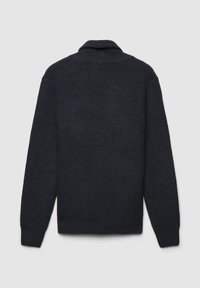 Maglione grigio scuro lavorato a maglia con collo alto, texture a costine e maniche lunghe. Design minimalista, senza motivi visibili o dettagli metallici.