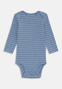 Lang�ärmliger Babybody in Hellblau mit horizontalen weißen Streifen, Rundhalsausschnitt und Druckknopfverschluss im Schritt.