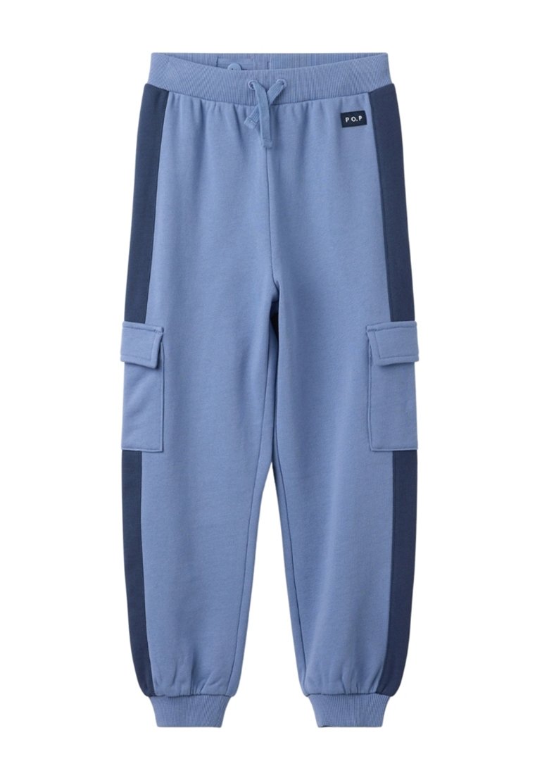 Lichtblauwe joggers met donkerblauwe zijkanten. Gemaakt van een zachte, gestructureerde stof, met een elastische tailleband en cargozakken.