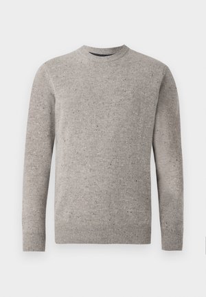 Suéter de malha cinza claro com gola redonda, mangas longas e punhos e barra canelados. Padrão texturizado com manchas de cor.