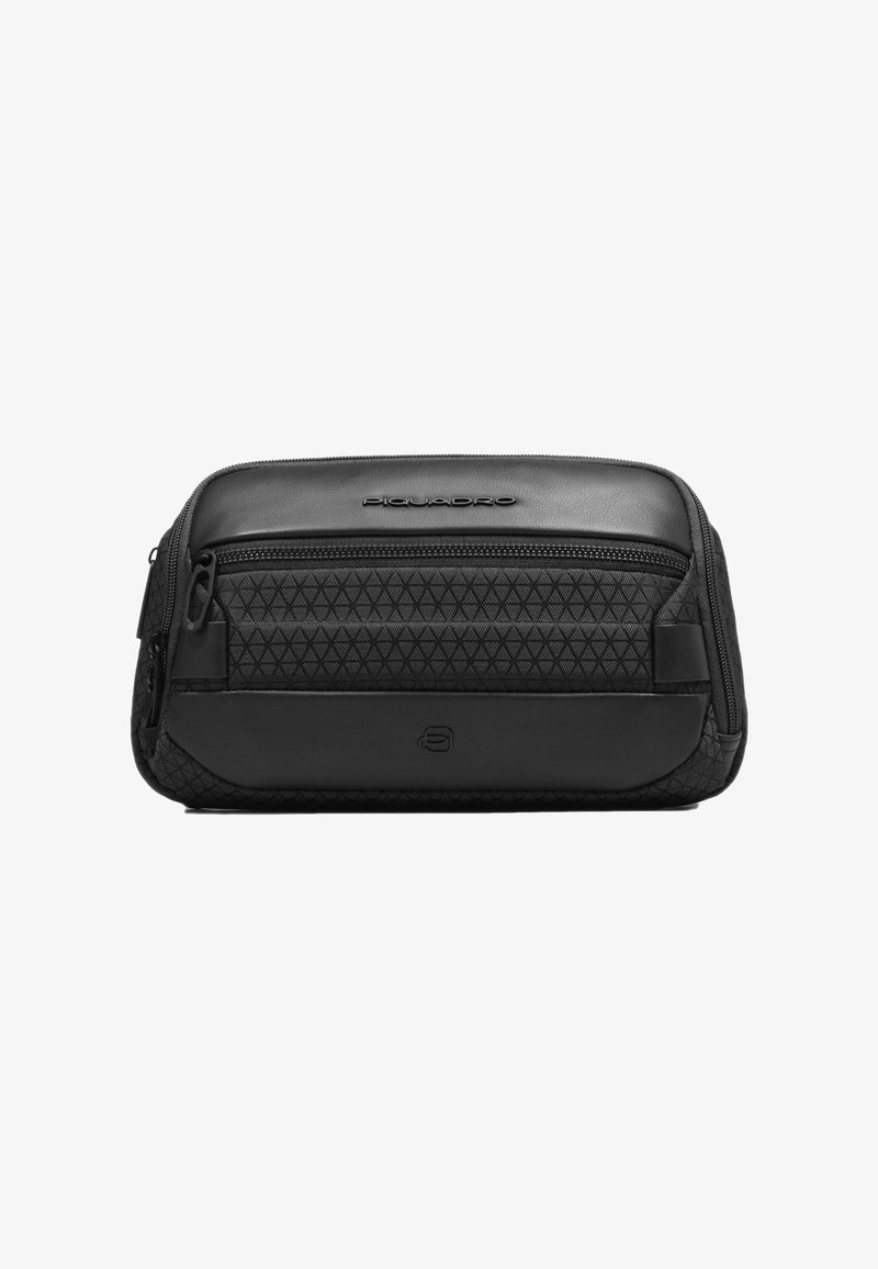 Borsa da viaggio nera con motivo triangolare testurizzato, caratterizzata da una parte superiore in pelle liscia e un compartimento con cerniera. Logo sul davanti.