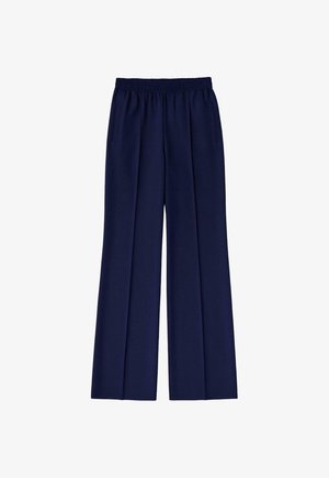 Pantalon large bleu marine à coupe décontractée, taille élastiquée, deux poches latérales et texture de tissu lisse. Il présente des plis sur le devant.