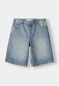 Ljusblå denimshorts med framfickor, bältesöglor och knäppning, uppvisade liggande på en vit bakgrund.