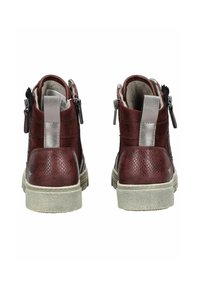 Burgundi värvi pahkluu saapad hõbedaste detailidega, tekstureeritud nahast, tagumise lukuga ja heleda halli kummitaldaga.