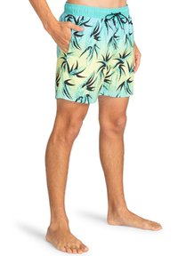 Costumi da bagno da uomo, azzurri chiari con motivo a foglie di palma nere, vita elastica e tasche laterali. Il materiale sembra leggero e traspirante.