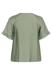 Top verde oliva a maniche corte realizzato in tessuto leggero, caratterizzato da una vestibilità ampia e accenti arricciati sulle maniche. Vista posteriore mostrata.