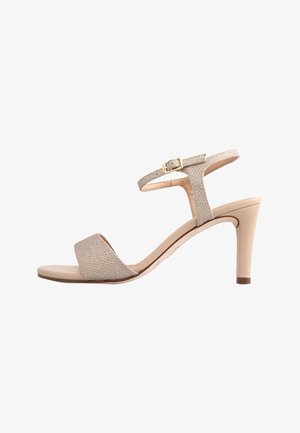 Sandal de tacón alto beige con un upper texturizado, una correa frontal ancha y una correa alrededor del tobillo ajustable con un broche dorado.