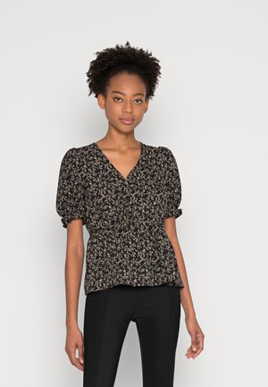 Blusa preta com padrão floral, com mangas bufantes e decote em V, apresentando uma cintura ajustada e um padrão subtil de flores roxas e brancas.