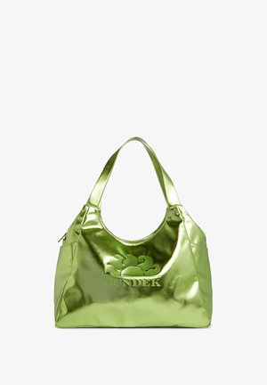 Borsa a spalla verde metallica con forma arrotondata, dotata di un logo impresso sul davanti e una superficie liscia e lucida.