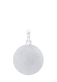 Rund silverpendel med en texturerad matt yta, med en polerad ögla för fäste. Enkel och slät design utan ytterligare utsmyckningar.