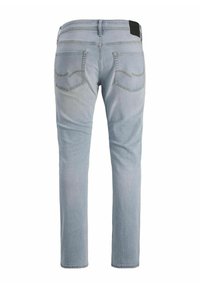 Jeans en denim bleu clair avec une coupe droite, dotés de deux poches arrière et de coutures discrètes. Étiquette noire sur la taille.