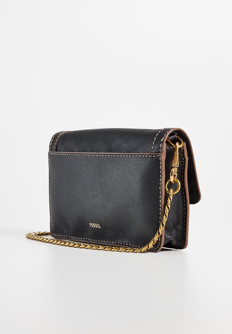 Sac en cuir noir en bandoulière avec une finition texturée, des accents marron, une chaîne dorée et des détails de couture visibles. Présente un logo.