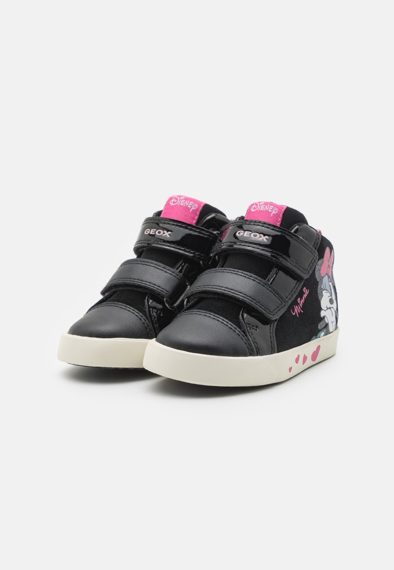 Zwarte hoge sneakers met roze accenten, gemaakt van patentleer en suedemateriaal, klittenbandsluitingen en een ontwerp met cartoonfiguren aan de zijkanten.