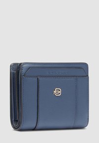 Cartera compacta de cuero azul con múltiples ranuras para tarjetas, un bolsillo frontal y un pequeño emblema de logo plateado en el panel frontal.