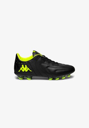 Chaussure de football noire avec accents jaune néon, fermeture à lacets et logo sur le côté, conçue pour terrain ferme.